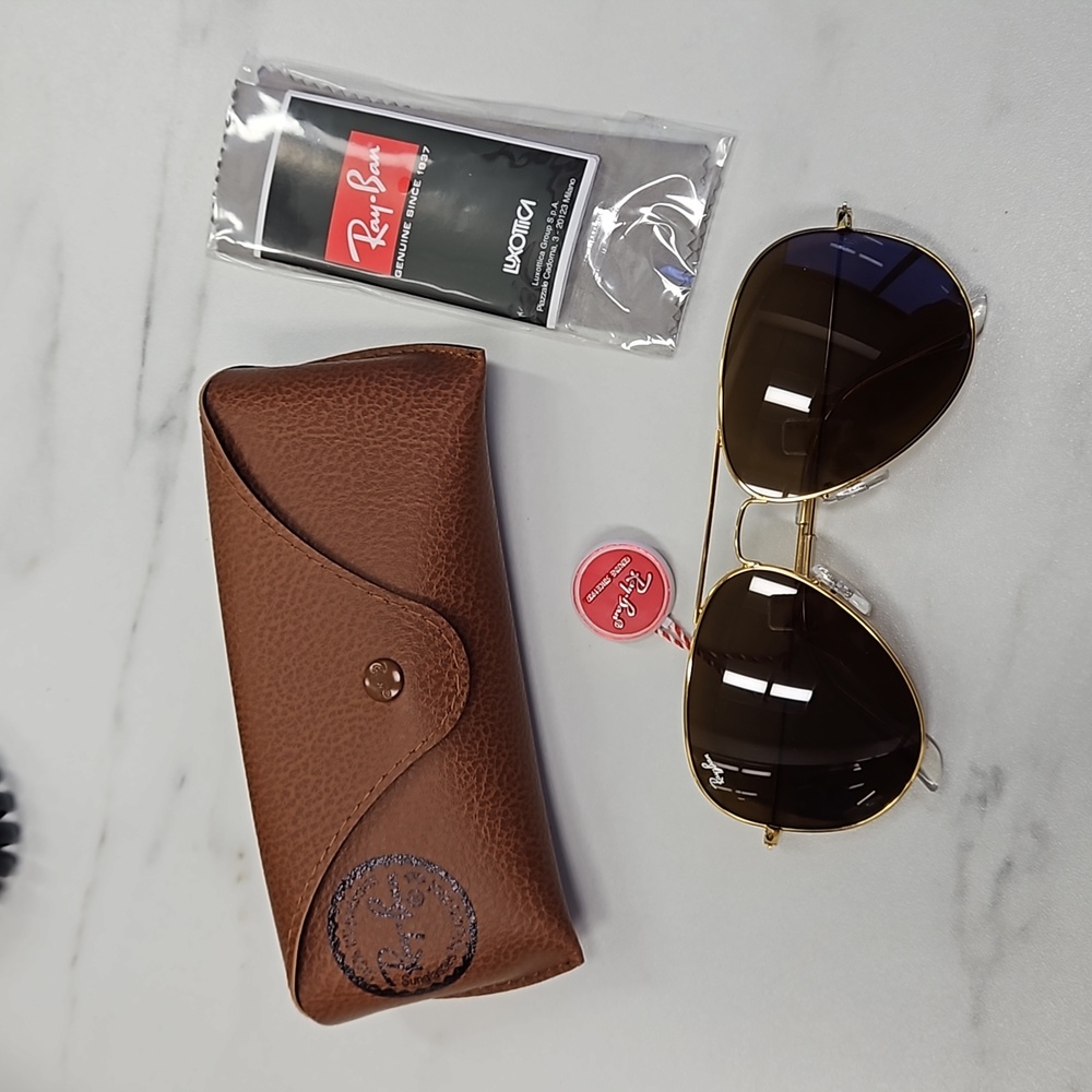 NWT. Ray-Ban Sunglasses Aviator Classic Gold frame Brown lenses + Case